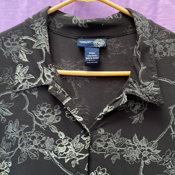EUC Venezia Black & Gray Floral Button-Down Half-Sleeve Blouse, Size 18/20 - Picture 3 of 7